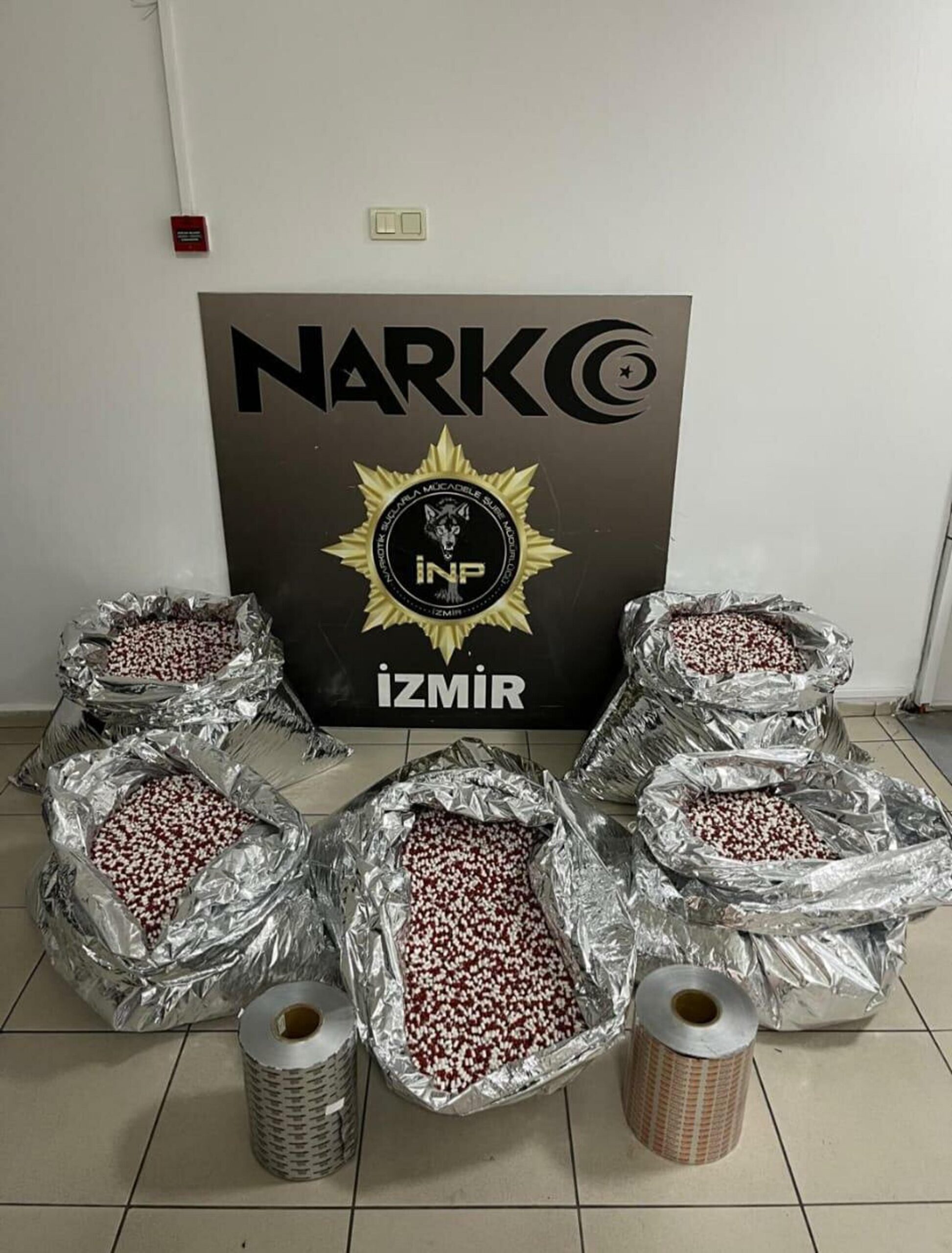 İzmir Cumhuriyet Başsavcılığı koordinesinde yürütülen soruşturma kapsamında, örgütlü şekilde uyuşturucu