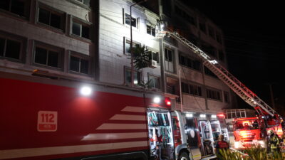 İzmir’in Bornova ilçesinde, ayakkabı imalatı yapılan 5 katlı bir iş