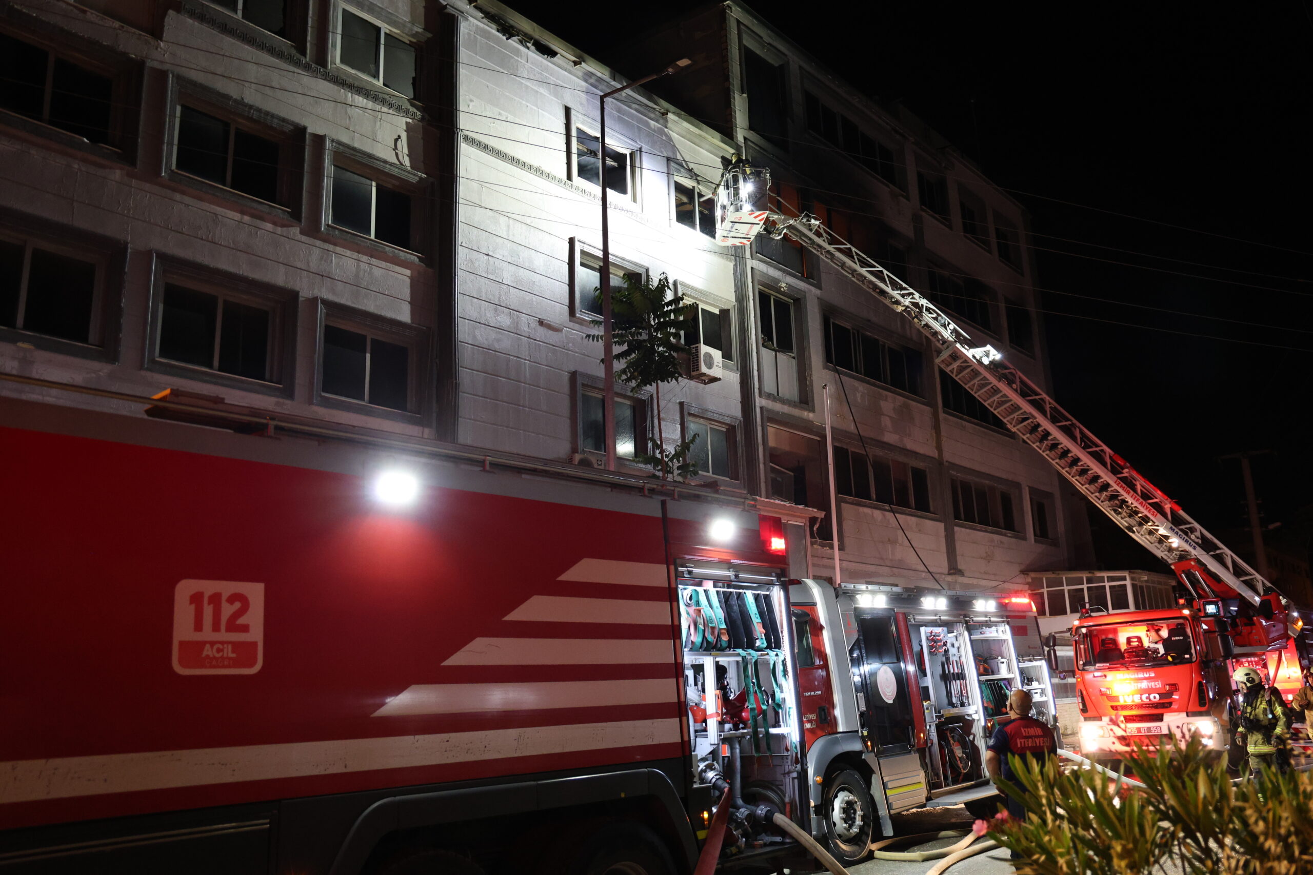 İzmir’in Bornova ilçesinde, ayakkabı imalatı yapılan 5 katlı bir iş