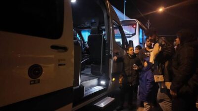 İzmir’in Foça ilçesi açıklarında yarı batık halde tespit edilen lastik