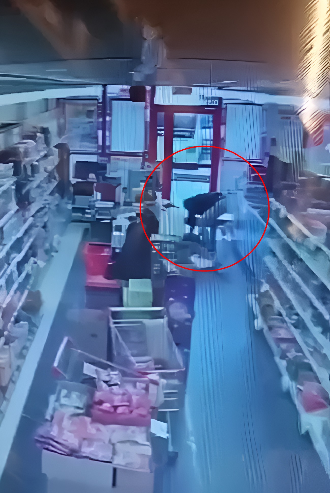 Bursa’nın Gürsu ilçesinde bir zincir markette alışveriş yaptığı sırada fenalaşarak