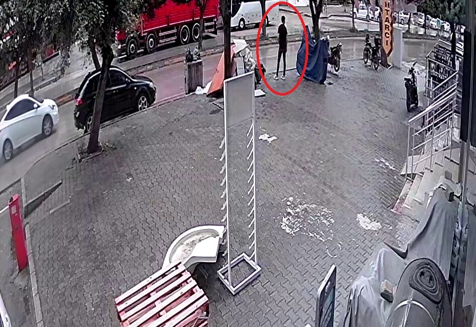 Adana’nın Çukurova ilçesine bağlı Toros Mahallesi’nde bir cep telefonu bayisine