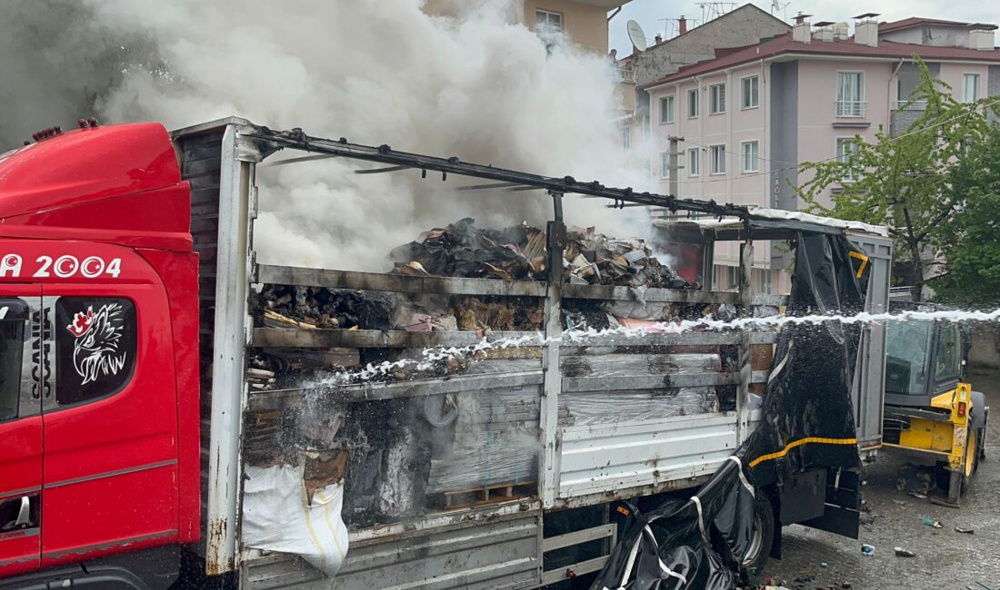 Kastamonu’nun Tosya ilçesinde kargo yüklü bir kamyonun kasa kısmında çıkan