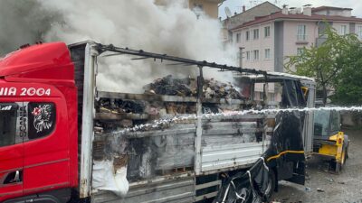 Kastamonu’nun Tosya ilçesinde kargo yüklü bir kamyonun kasa kısmında çıkan
