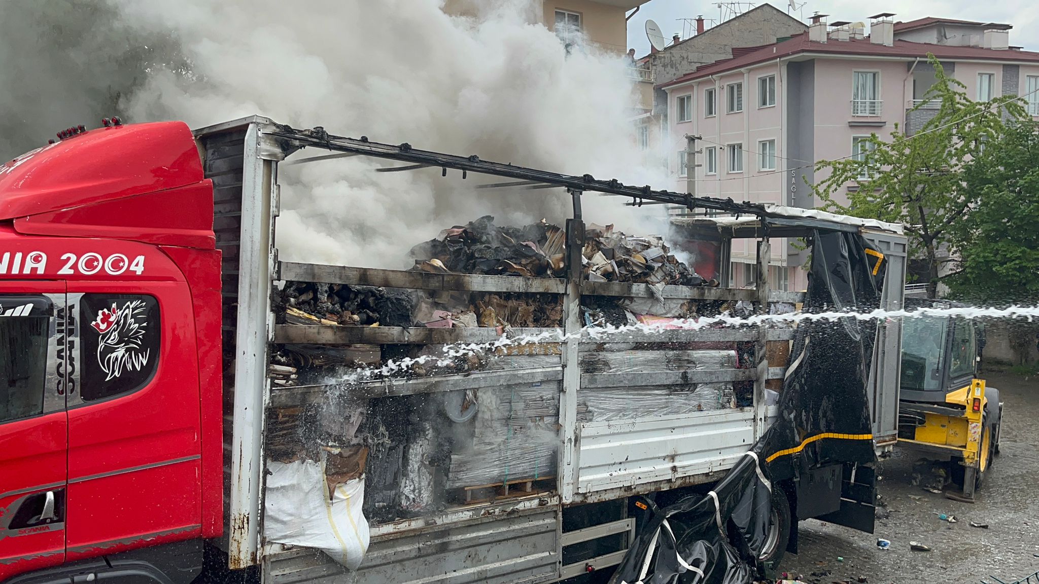 Kastamonu’nun Tosya ilçesinde kargo yüklü bir kamyonun kasa kısmında çıkan