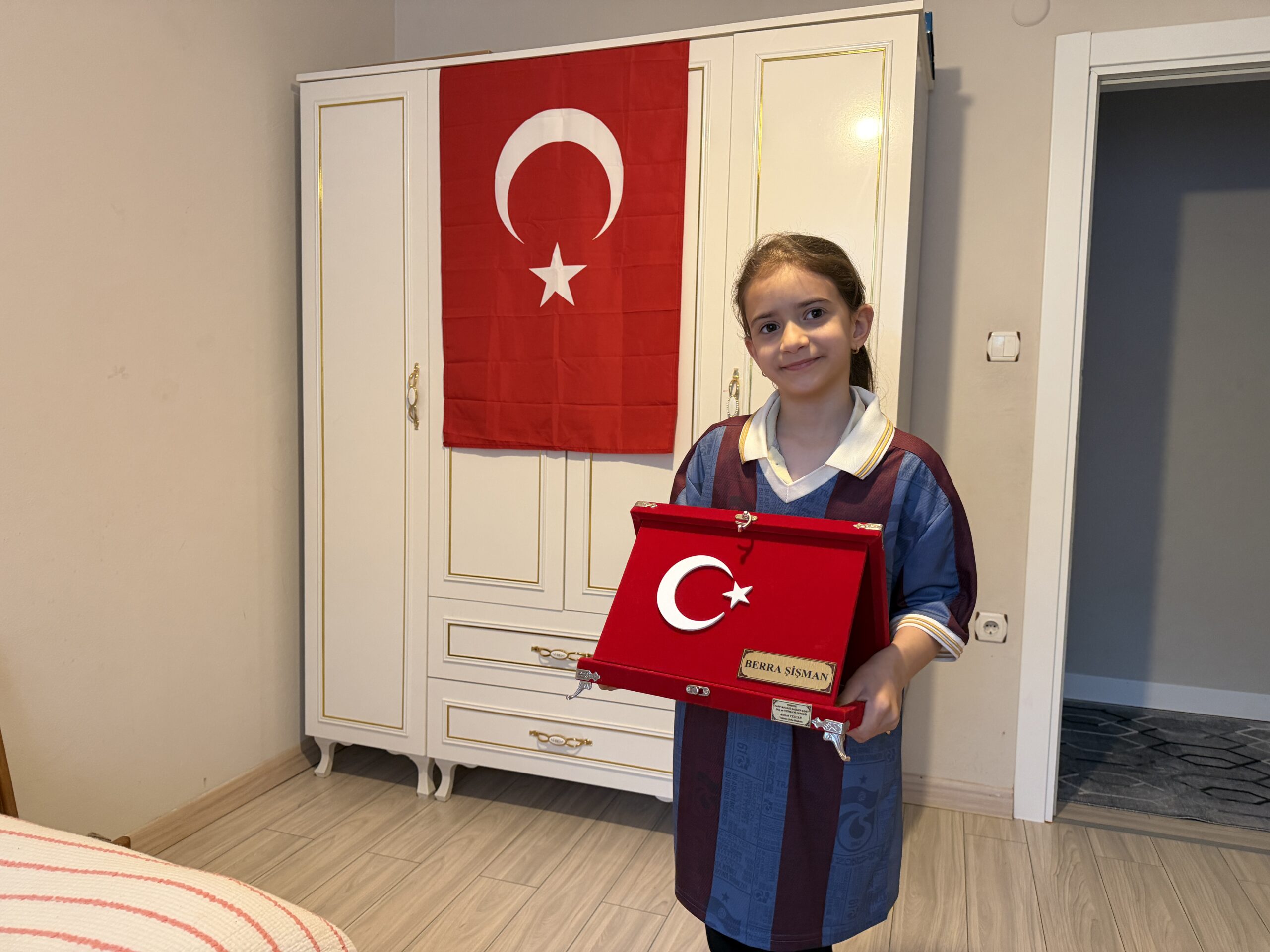 Rize’de boş kavanozla oluşturduğu kumbarasında biriktirdiği harçlıklarını, şehit ailelerine bağışlayan