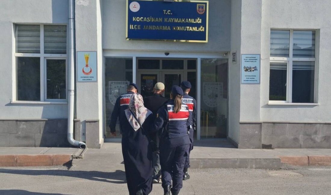 Kayseri’de jandarma ekipleri tarafından terör örgütü DEAŞ’a yönelik gerçekleştirilen operasyonda,