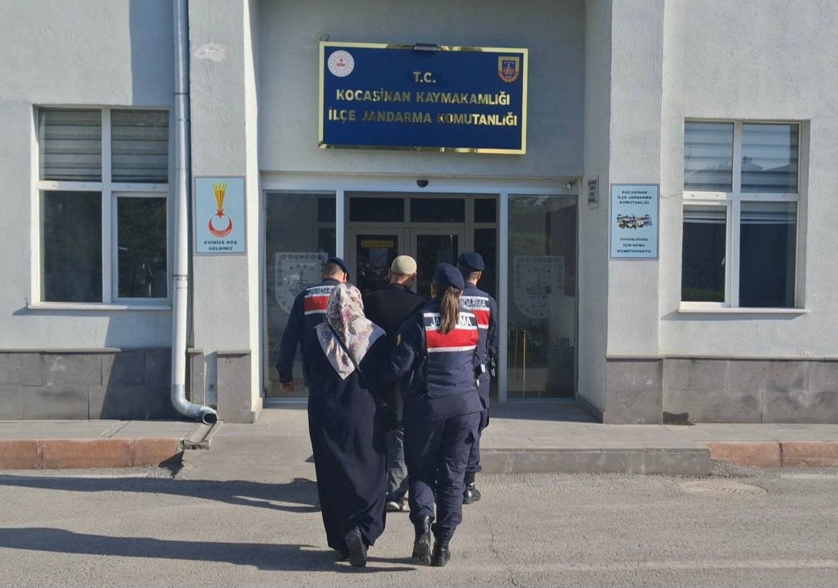 Kayseri’de jandarma ekipleri tarafından terör örgütü DEAŞ’a yönelik gerçekleştirilen operasyonda,