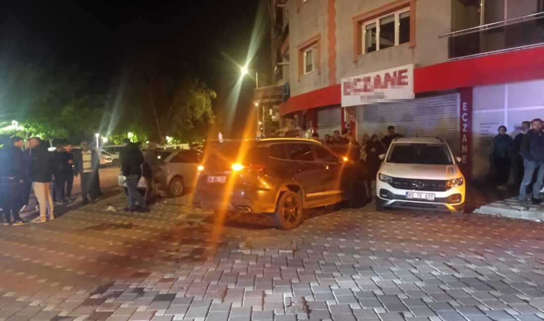 Manisa’nın Turgutlu ilçesinde iki otomobilin çarpışması sonucu meydana gelen zincirleme