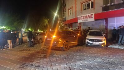 Manisa’nın Turgutlu ilçesinde iki otomobilin çarpışması sonucu meydana gelen zincirleme