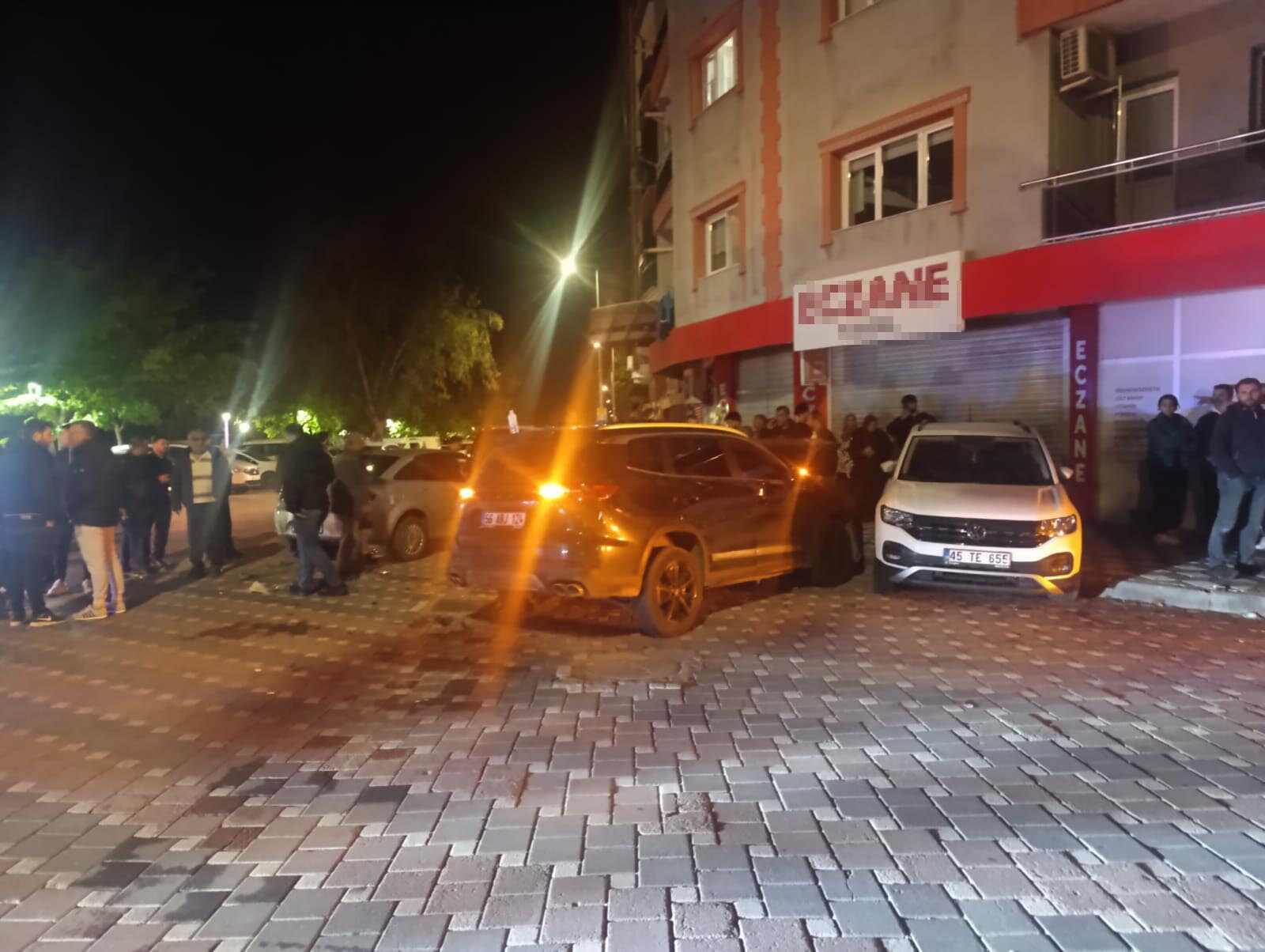 Manisa’nın Turgutlu ilçesinde iki otomobilin çarpışması sonucu meydana gelen zincirleme