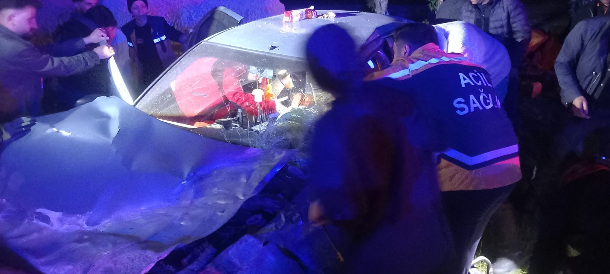 Muş’ta sürücüsünün direksiyon hakimiyetini kaybetmesi sonucu takla atan otomobildeki 20