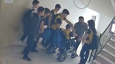 Bursa’nın İnegöl ilçesinde asansörün arızalı olması nedeniyle katta beklemek zorunda