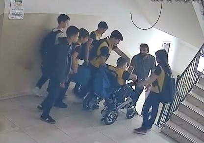 Bursa’nın İnegöl ilçesinde asansörün arızalı olması nedeniyle katta beklemek zorunda