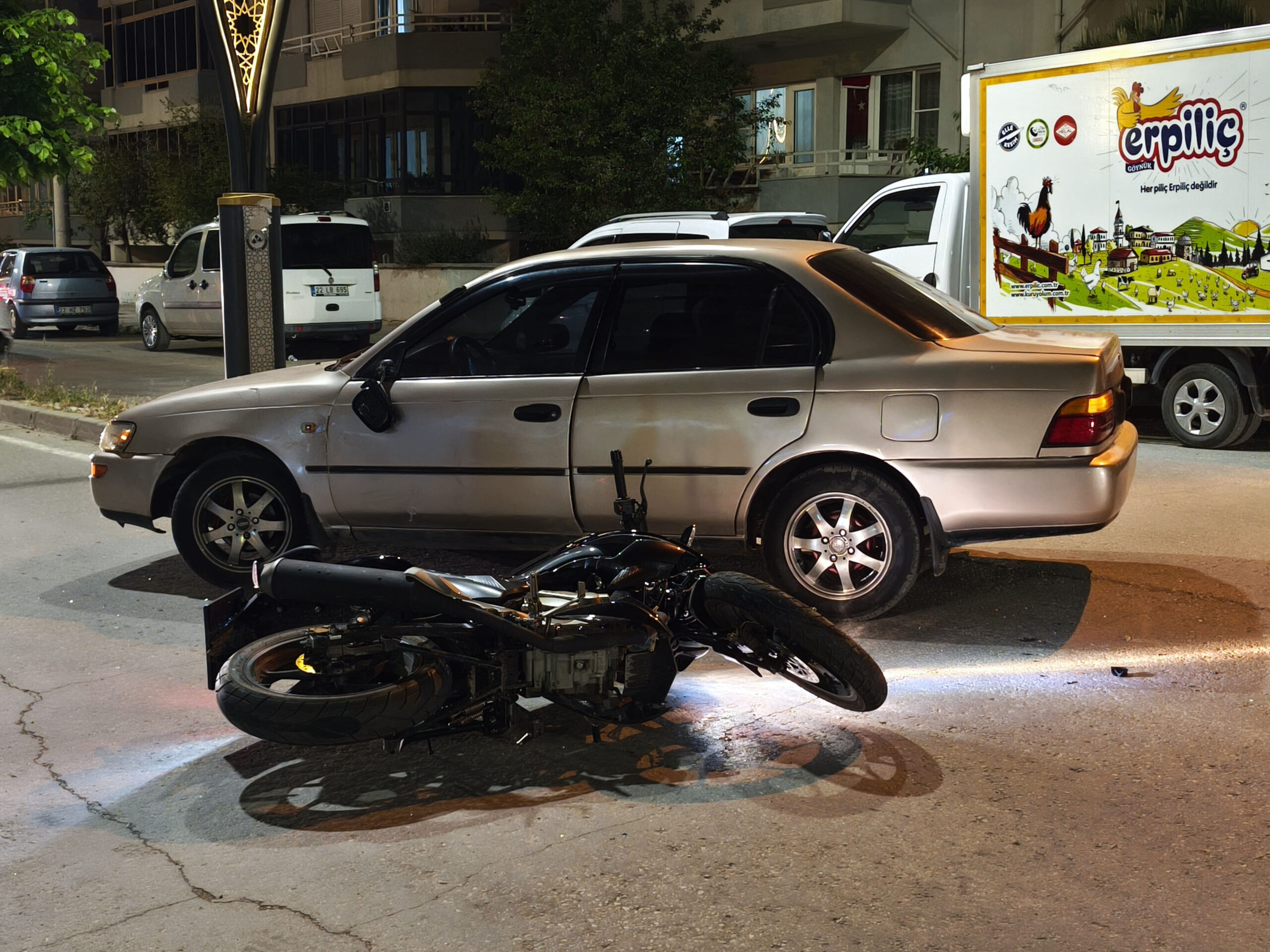 Edirne’nin Keşan ilçesinde otomobil ile motosikletin çarpışması sonucu meydana gelen