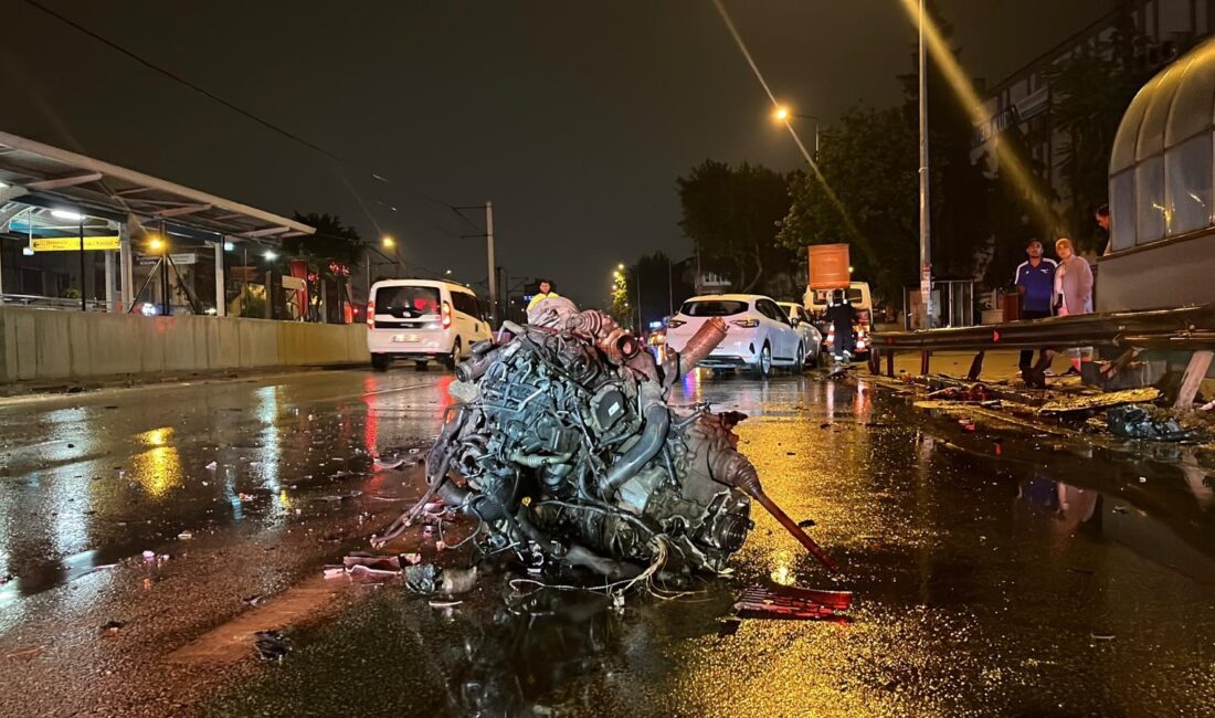 Bursa’nın Osmangazi ilçesinde sürücüsünün kontrolünü kaybettiği otomobil, refüje ve bariyerlere