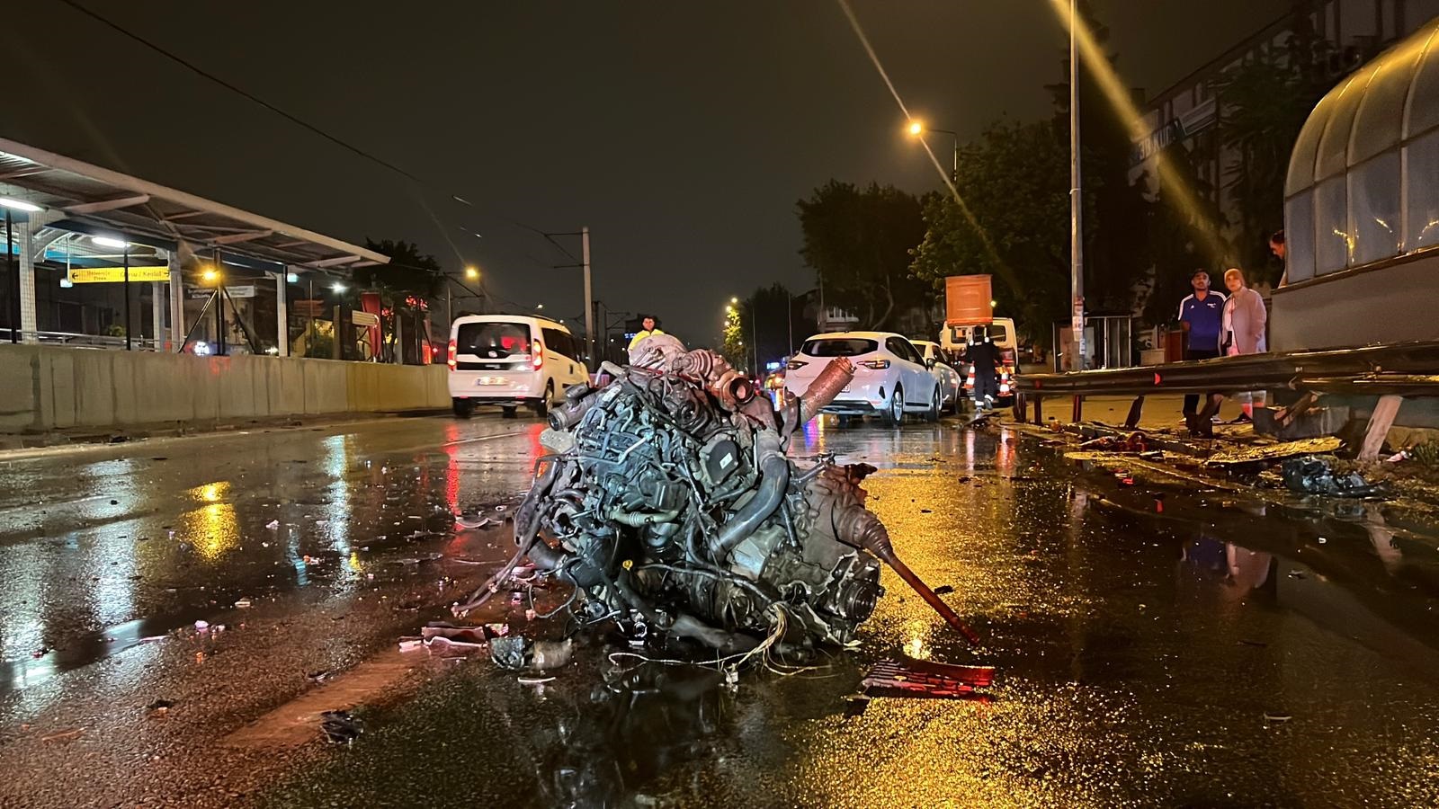 Bursa’nın Osmangazi ilçesinde sürücüsünün kontrolünü kaybettiği otomobil, refüje ve bariyerlere