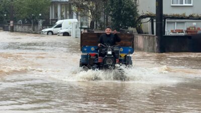 Sakarya’nın Karasu ilçesinde gece saatlerinden itibaren etkili olan şiddetli sağanak