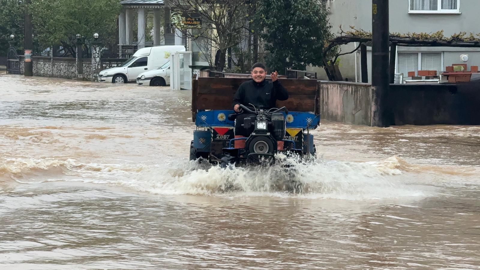 Sakarya’nın Karasu ilçesinde gece saatlerinden itibaren etkili olan şiddetli sağanak
