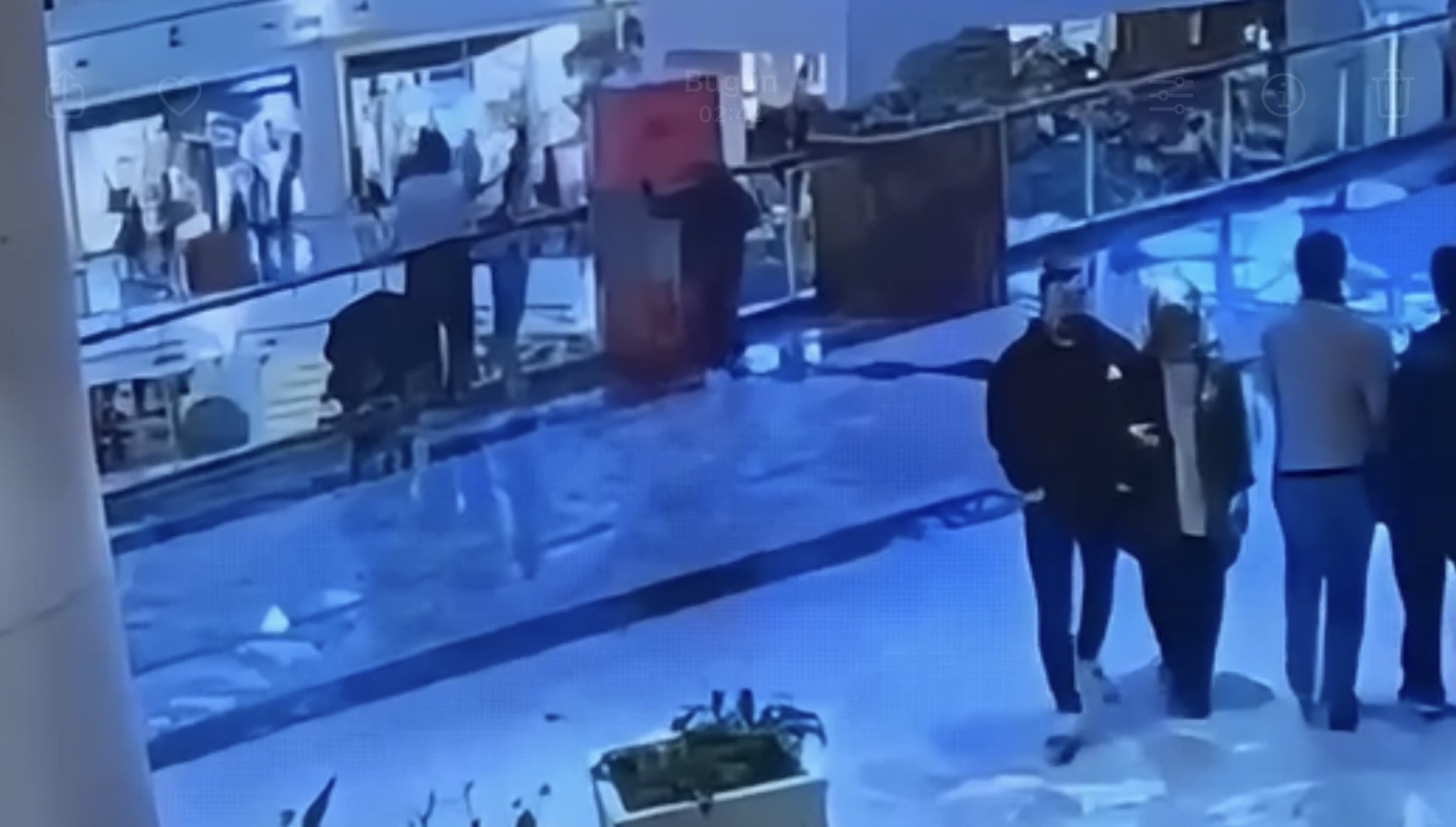 Sarıyer İstinye’de bir alışveriş merkezinde çocuklarıyla vakit geçiren bir annenin