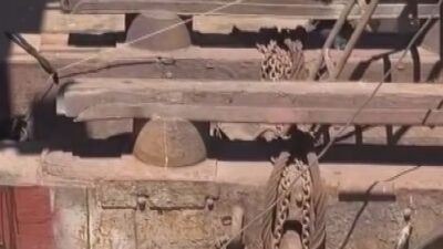 İstanbul Sarıyer’de bakım için karaya çıkarılan bir teknede çalışan Mısır