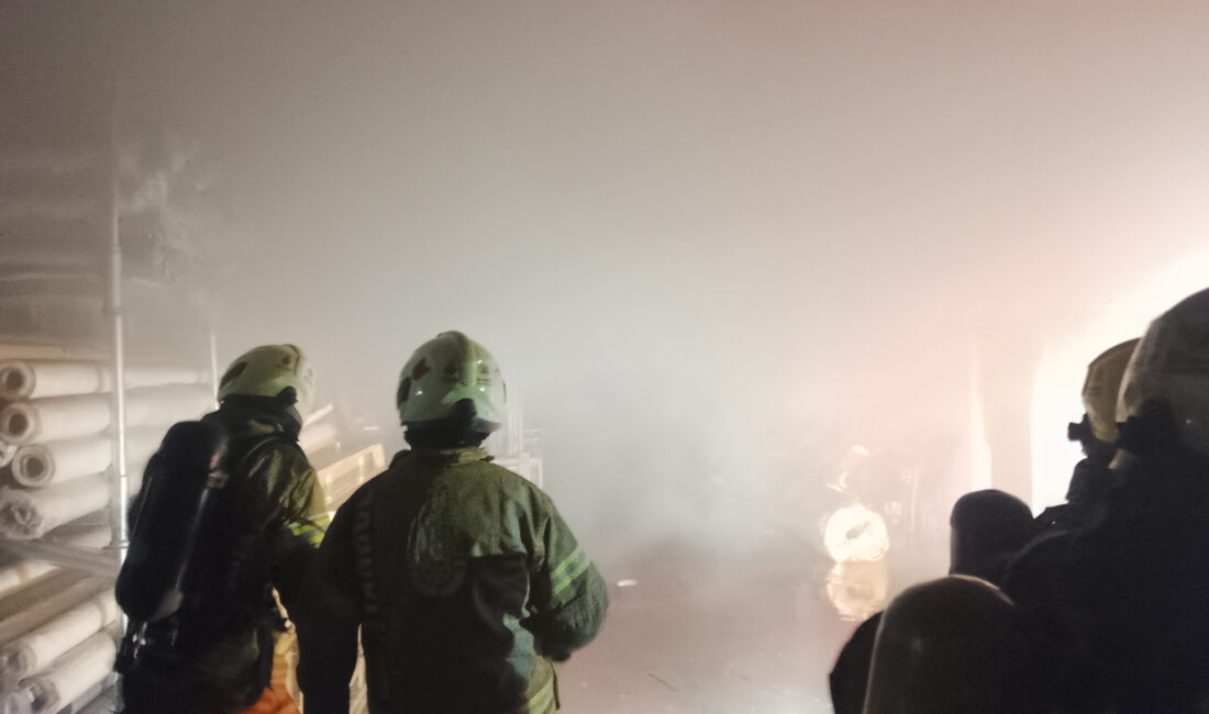 Silivri’de, menteşe üretimi yapılan bir fabrikada çıkan yangın, itfaiye ekiplerinin