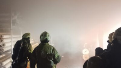 Silivri’de, menteşe üretimi yapılan bir fabrikada çıkan yangın, itfaiye ekiplerinin