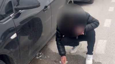 Bursa’nın İnegöl ilçesinde, park halindeki otomobilinden yerlere sigara izmariti atan