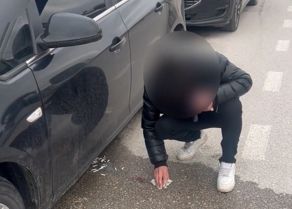 Bursa’nın İnegöl ilçesinde, park halindeki otomobilinden yerlere sigara izmariti atan