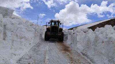 VAN’ın Başkale ilçesinin İran sınırında, kar nedeniyle kapalı olan yolların