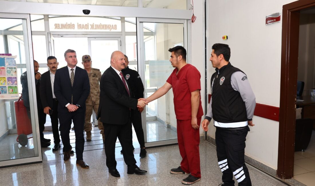 Adıyaman Valisi Abdullah Küçük, Gerger Devlet Hastanesini ziyaret ederek bir