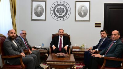 Isparta Valisi Abdullah Erin, şehit yakınları ve gazilerin temsilcilerini makamında