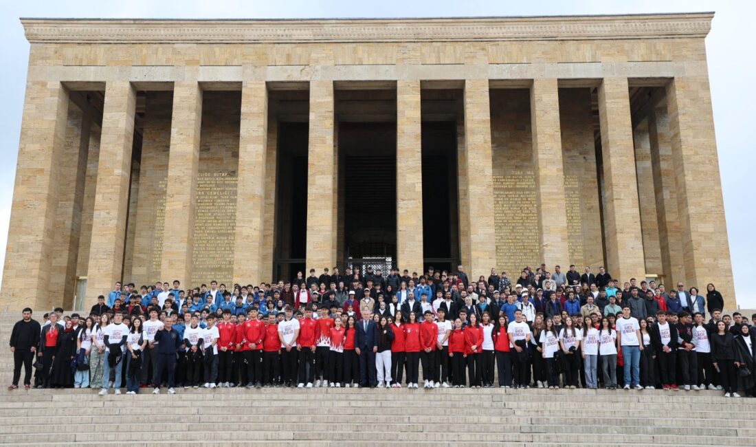 Gençlik ve Spor Bakanı Dr. Osman Aşkın Bak ve beraberindeki