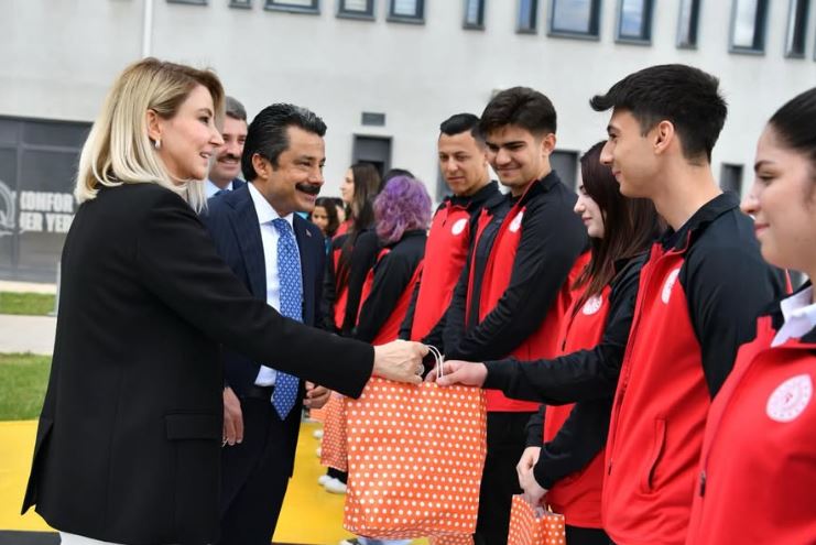   KIRŞEHİR / TEKHA Kırşehir Valisi Sefa Demiryürek, eşi ile