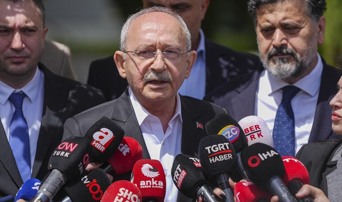 CHP Genel Başkanı Kemal Kılıçdaroğlu, parti genel merkezi önünde gerçekleştirdiği