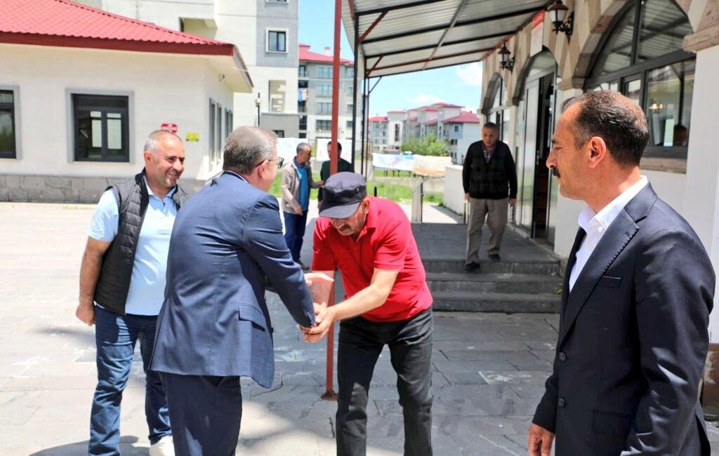 ​Kars Valisi Ziya Polat, Bayrampaşa Mahallesi’nde gerçekleştirdiği ziyaretlerle vatandaşlarla bir