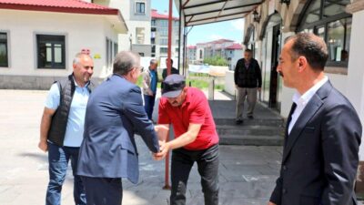 ​Kars Valisi Ziya Polat, Bayrampaşa Mahallesi’nde gerçekleştirdiği ziyaretlerle vatandaşlarla bir