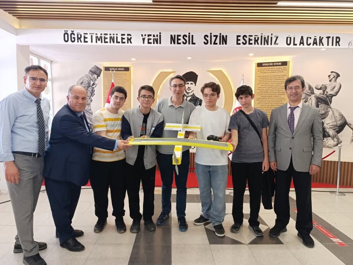 Simav Fen Lisesi öğrencileri, kendi imkanlarıyla geliştirdikleri insansız hava aracı