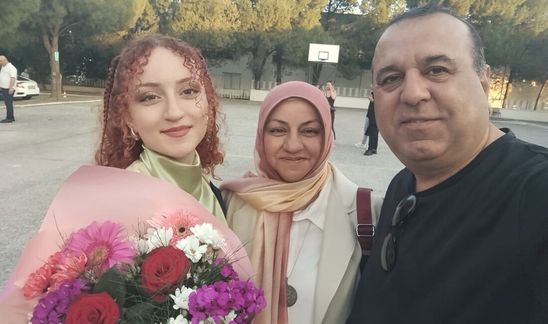 Lise birinci sınıfta yaşadığı olumsuzluklar nedeniyle okuldan ayrılıp açık öğretime