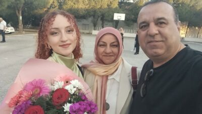 Lise birinci sınıfta yaşadığı olumsuzluklar nedeniyle okuldan ayrılıp açık öğretime