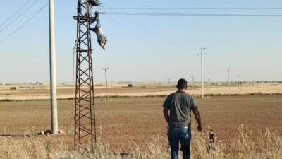 Şanlıurfa’nın Akçakale ilçesinde bir eve elektrik hattı çekmek için direğe