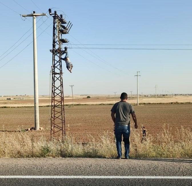 Şanlıurfa’nın Akçakale ilçesinde bir eve elektrik hattı çekmek için direğe