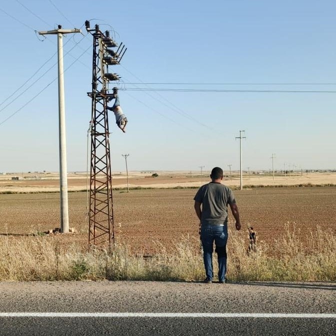 Şanlıurfa’nın Akçakale ilçesinde bir eve elektrik hattı çekmek için direğe