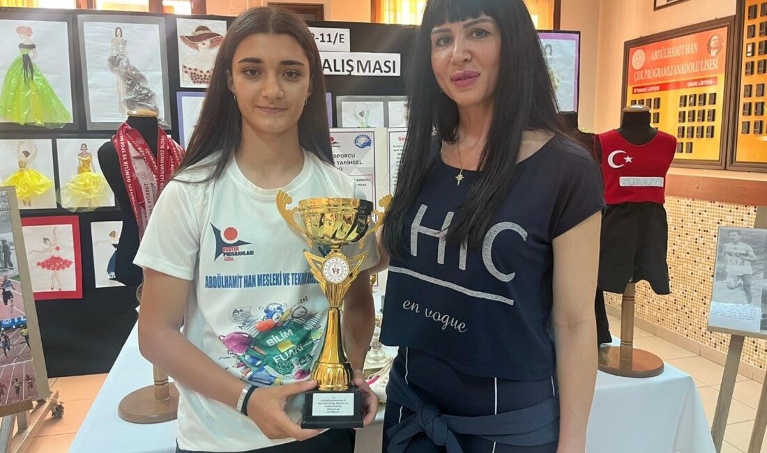 İzmir’de moda tasarım bölümü öğrencisi ve lisanslı atlet Azra Türkol