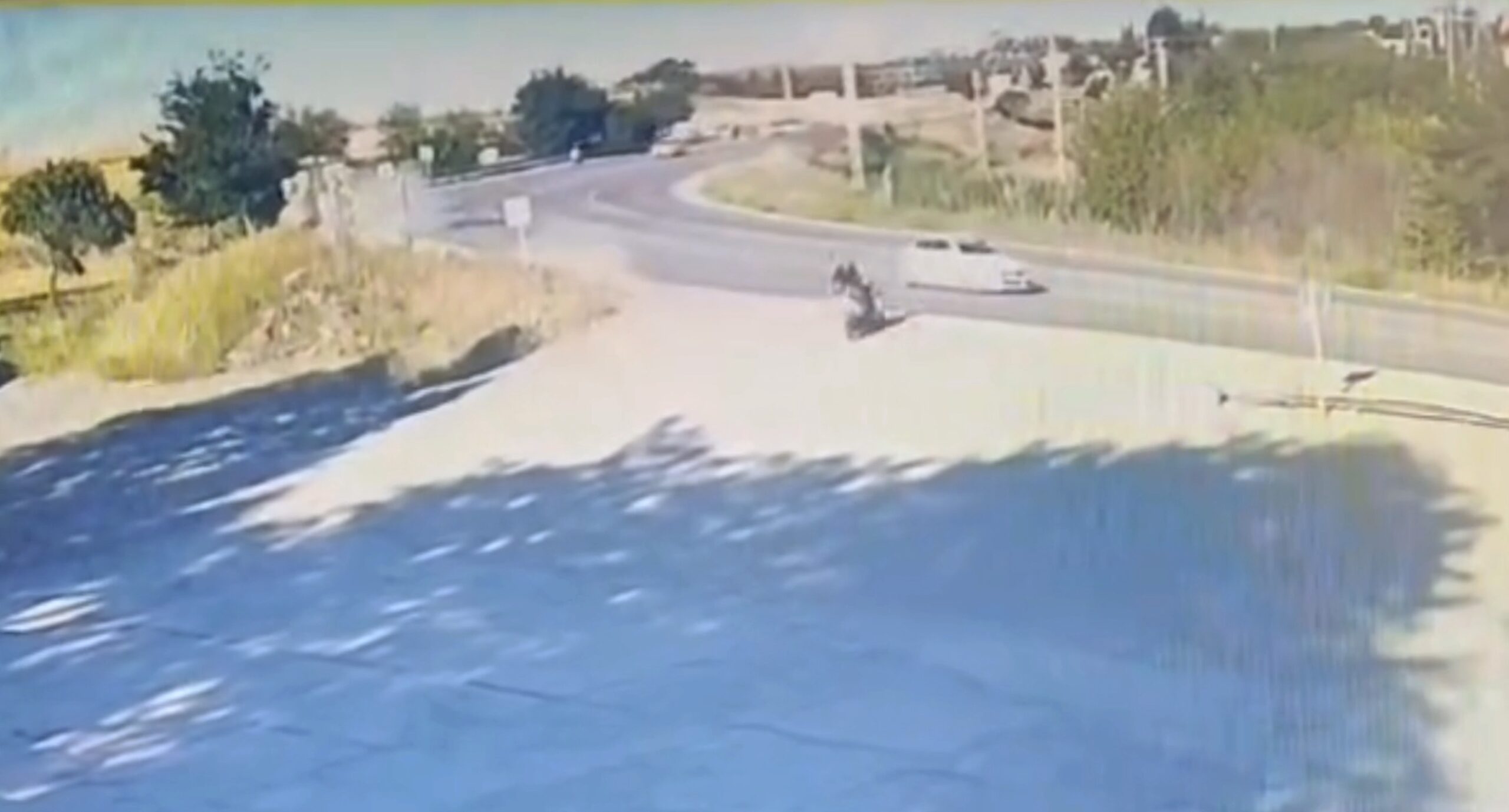 Adıyaman’da kontrolden çıkarak bariyerlere çarpan motosikletin 18 yaşındaki sürücüsü Emrah