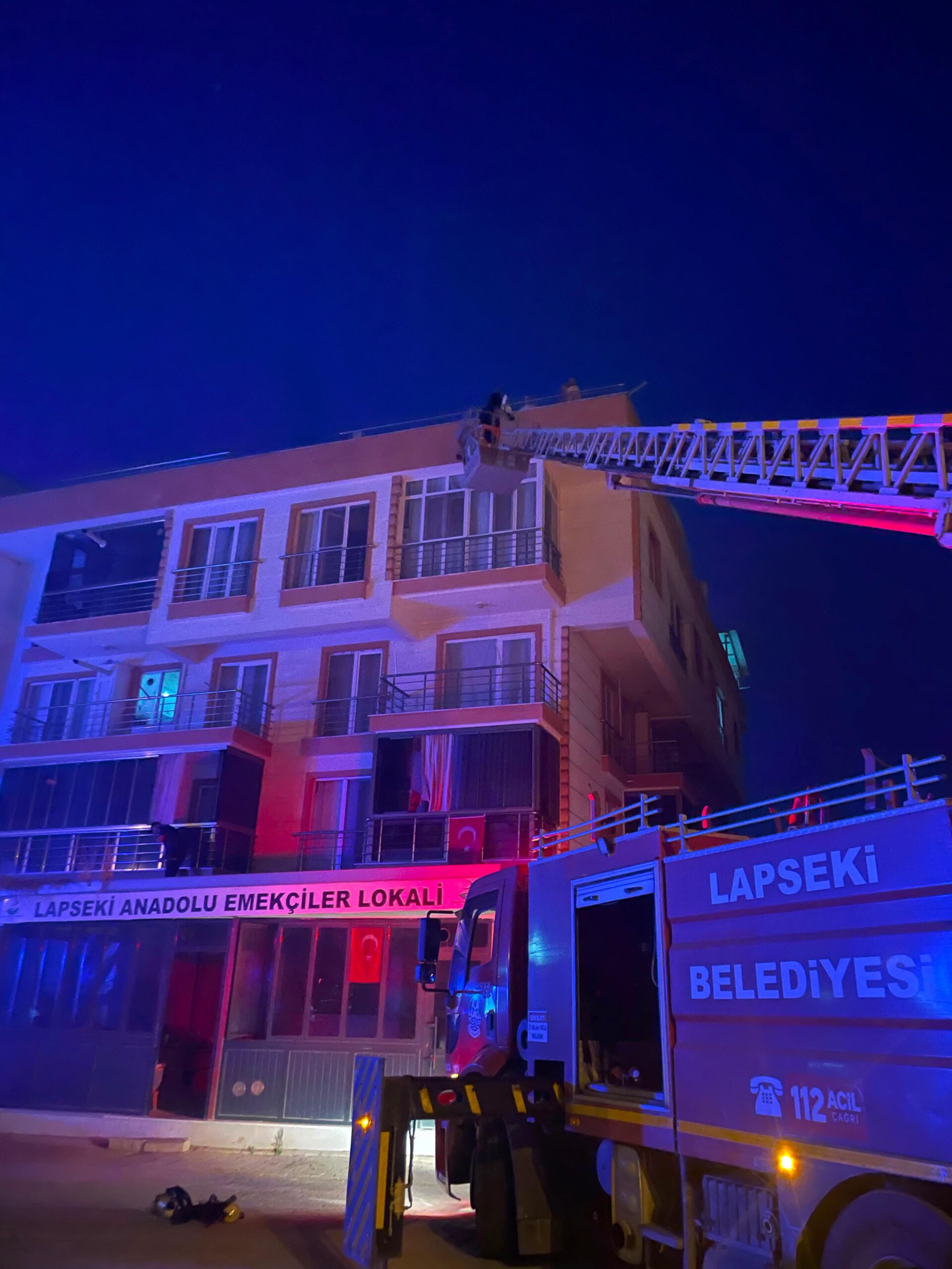 Çanakkale’nin Lapseki ilçesinde 4 katlı bir apartmanın bodrum katında çıkan