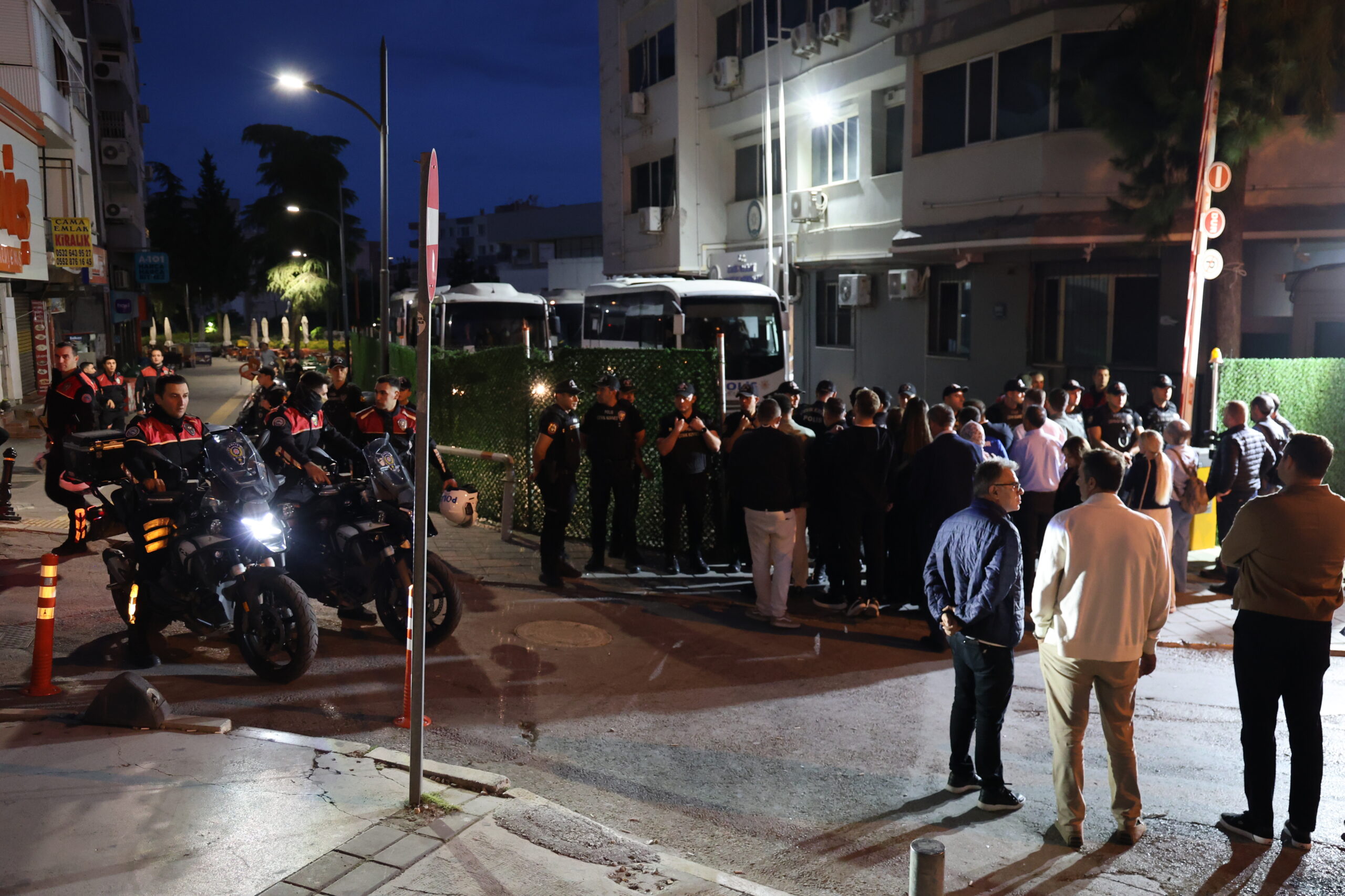 İzmir’in Buca Belediyesi’ne yönelik 6 ilde düzenlenen yolsuzluk operasyonunda, Buca