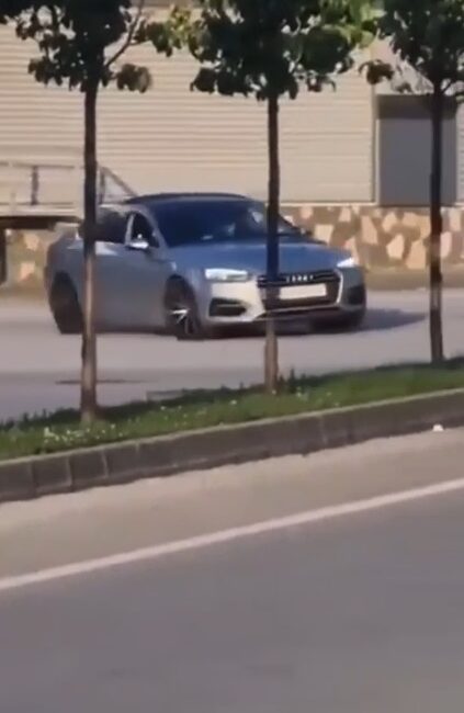 Bursa’nın Yıldırım ilçesinde bir sürücünün otomobiliyle caddede drift attığı anlar,