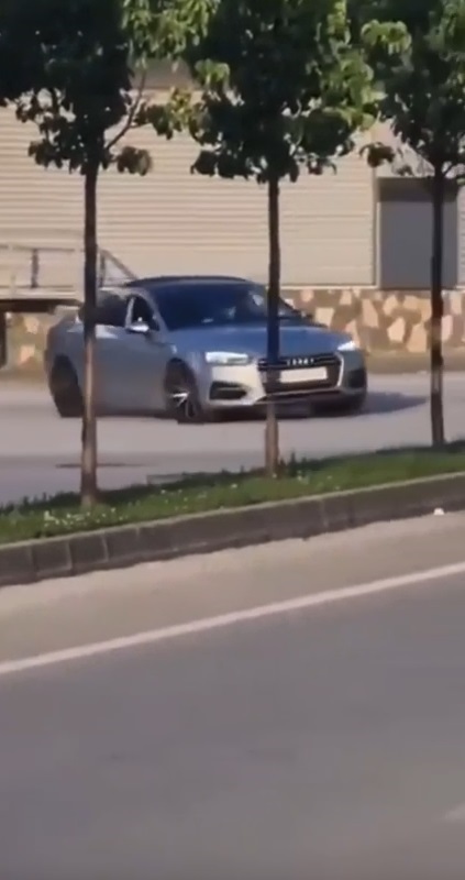 Bursa’nın Yıldırım ilçesinde bir sürücünün otomobiliyle caddede drift attığı anlar,