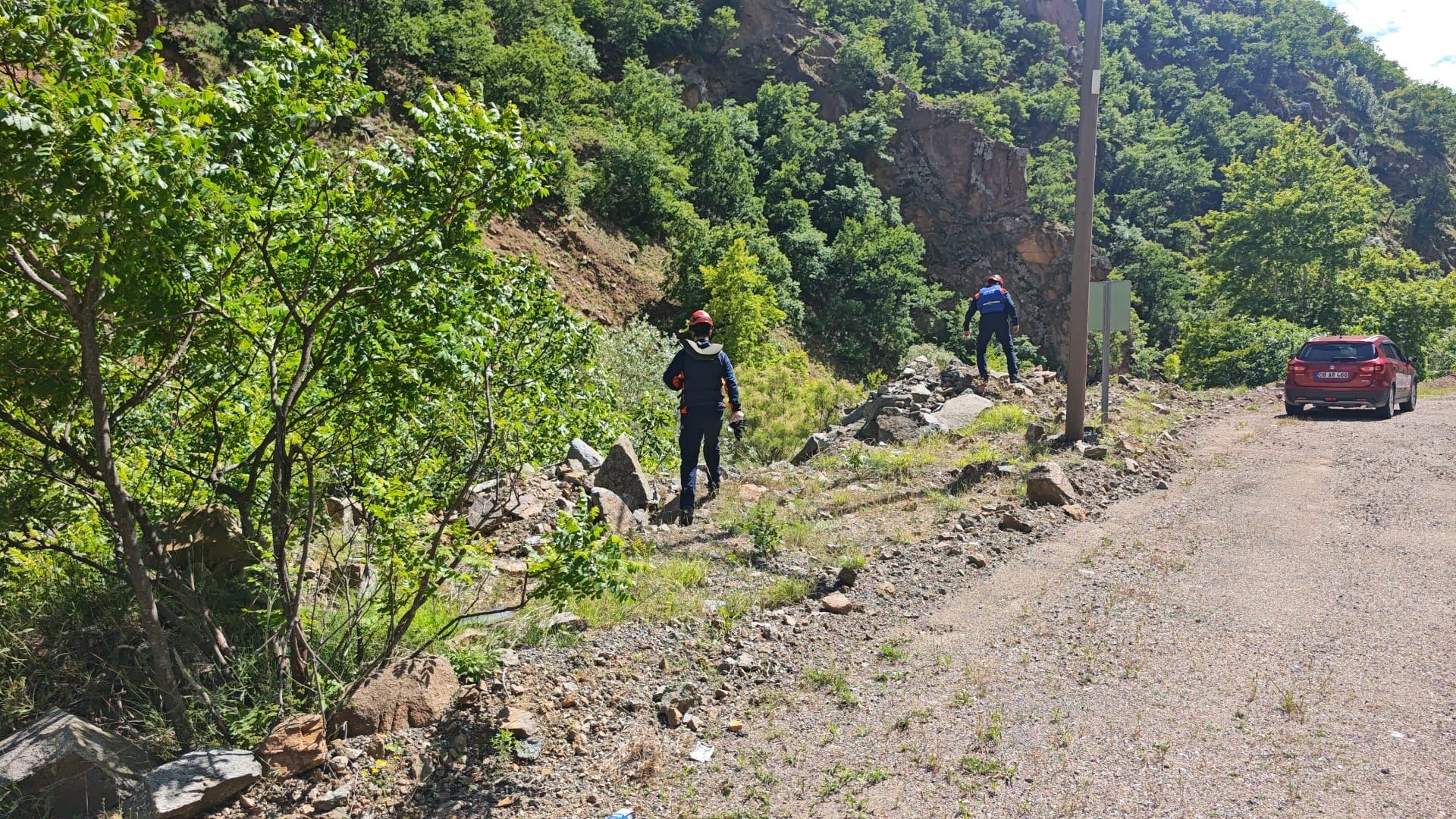 Artvin’in Şavşat ilçesinde dereye düşen kamyonette akıntıya kapılarak kaybolduğu belirtilen